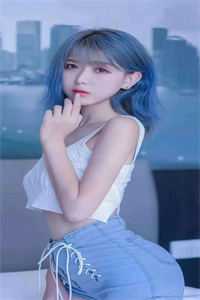 个人撅着屁股脑袋