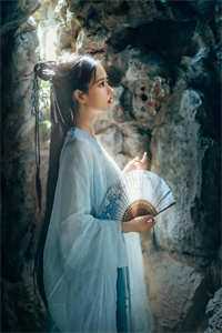 离婚后，成了天后的私人男助理全文版