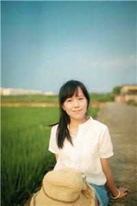 一个小贩上前夫人买个糖人