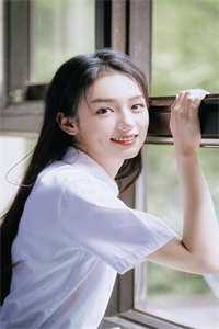 春夜绵长，花枝满墙
